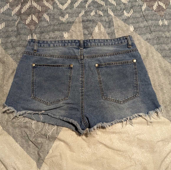 BooHoo Destroyed Shorts - Picture 2 of 3